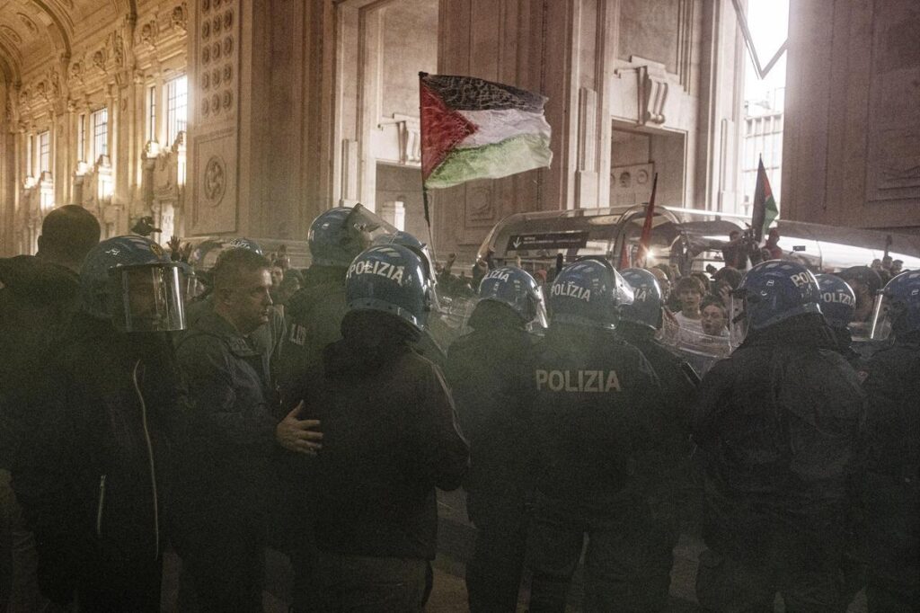 Italian Workers Rally in Solidarity with Gaza, Igniting Nationwide Disruptions