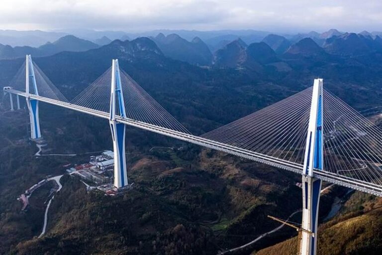 Step Into the Sky: Experience the Thrilling Glass Cafe 2,600 Feet Above Ground on the World’s Tallest Bridge