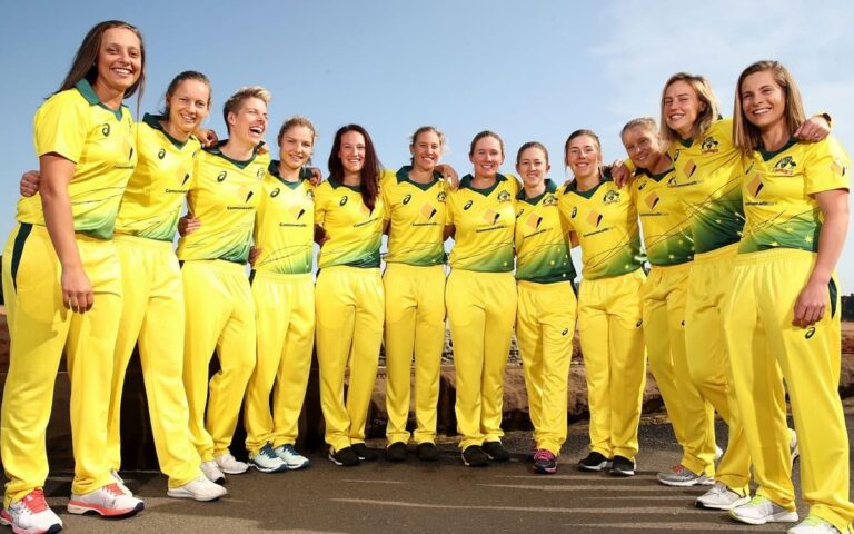 Australian Cricketers Playfully Mock India’s Handshake Snub in Pakistan Match – Watch the Viral Video!
