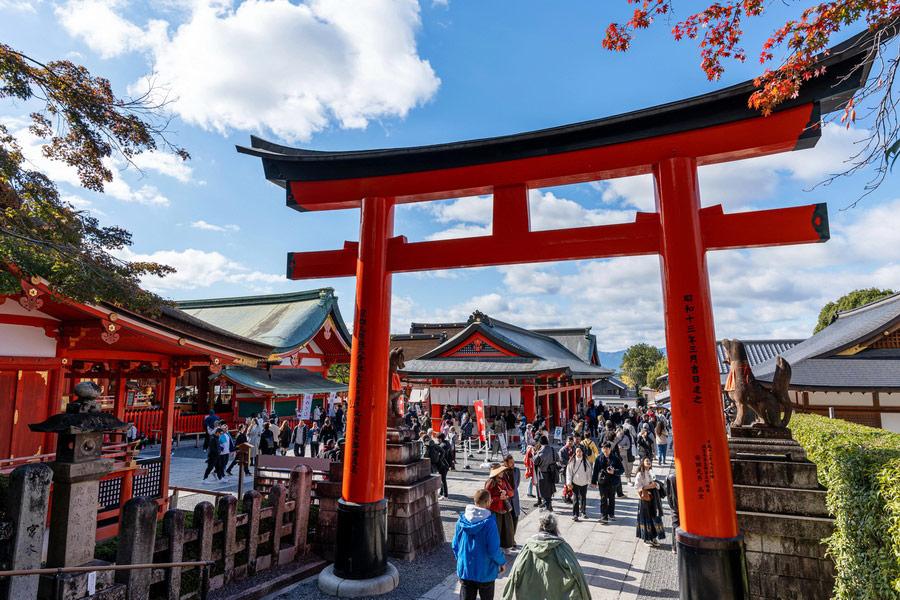 Experience the Enchanting Beauty of Japan’s Autumn Leaves: Best Times and Places to See Their Stunning Colors