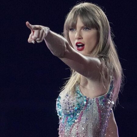 Taylor Swift Fans Flock to German Museum to See Iconic Ophelia Painting