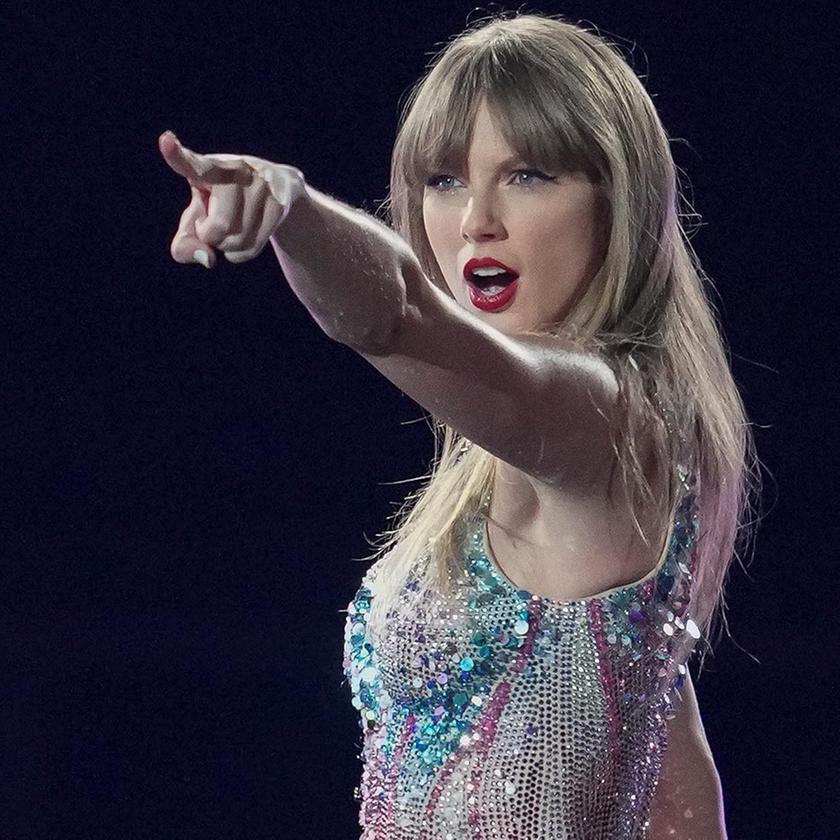 Taylor Swift Fans Flock to German Museum to See Iconic Ophelia Painting