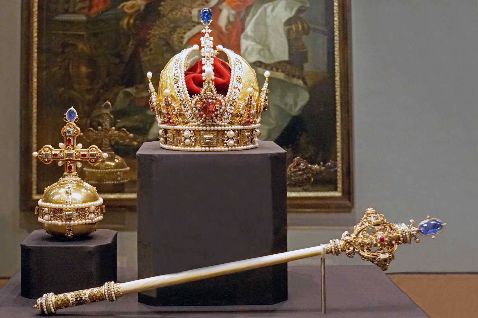 Daring Daylight Heist: Thieves Make Off with French Crown Jewels from the Louvre Daring Daylight Heist: Thieves Make Off with French Crown Jewels from the Louvre