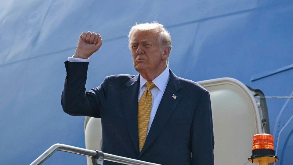 Trump Arrives in South Korea as Government Shutdown Hits Historic Length Trump Arrives in South Korea as Government Shutdown Hits Historic Length