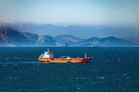 Seven Russian Oil Tankers Change Course, Heading to India Instead of China