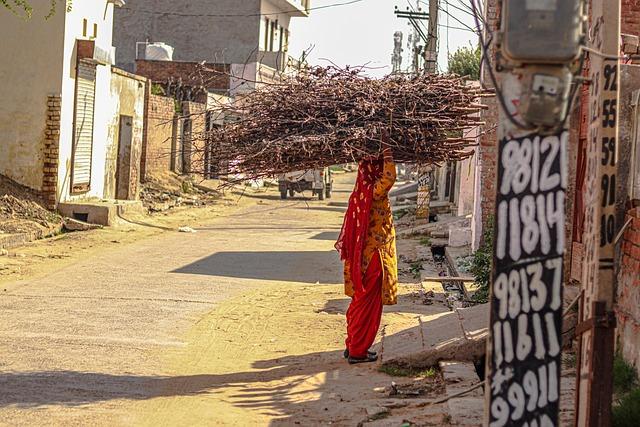 Cooking Gas Shortages Drive Indian Migrant Workers to Flee Cities