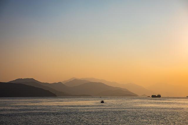 Hong Kong-Flagged Tanker Defies US Blockade with Daring Passage Through Strait of Hormuz