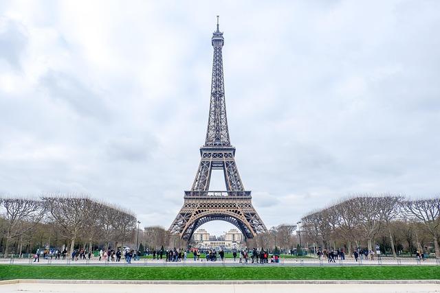 Six Arrested in France for Displaying Palestinian Flag on Eiffel Tower Six Arrested in France for Displaying Palestinian Flag on Eiffel Tower