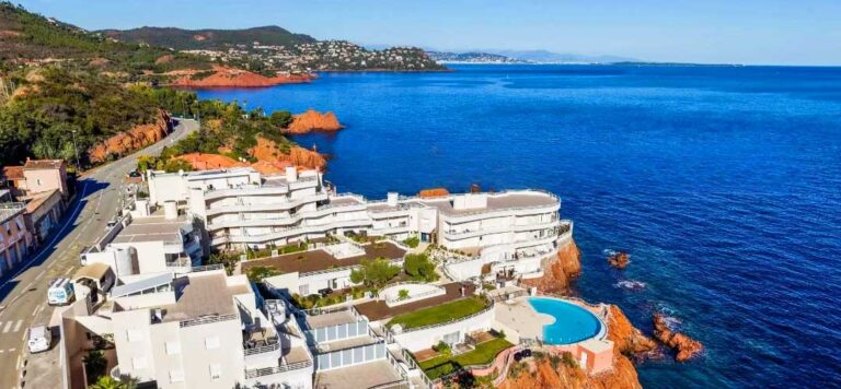 Explorez les criques secrètes et plages paradisiaques autour du Cap Nérée