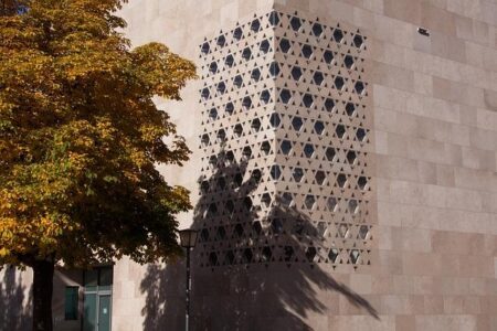 Jewish Communities in France, Spain, UK, and Canada Consider US Immigration as Antisemitism Surges